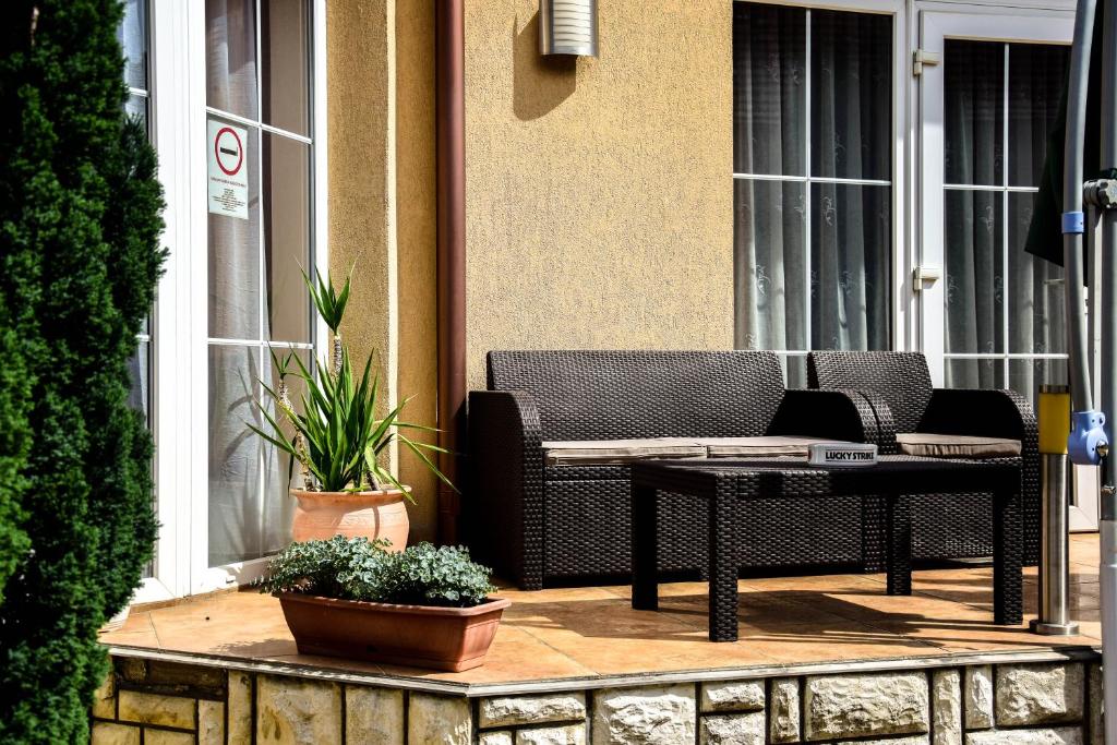 Covered terrace with lounge seating
